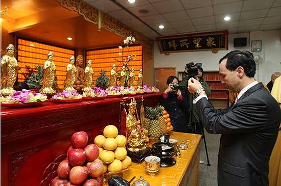 新北市市長朱立倫至理事長明空法師所屬萬福寺參拜